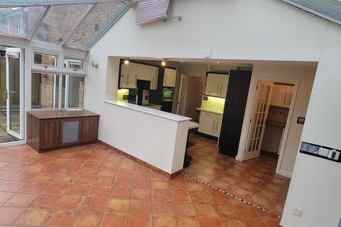 4 bedroom detached house to rent, Crabtree Walk, Broxbourne