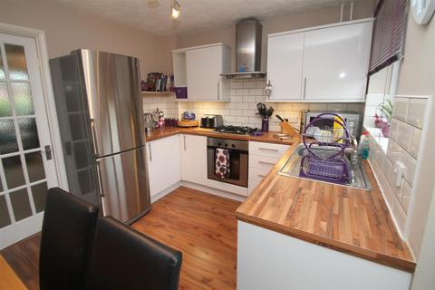 2 bedroom semi-detached house to rent, Thorne Way, Aylesbury HP20