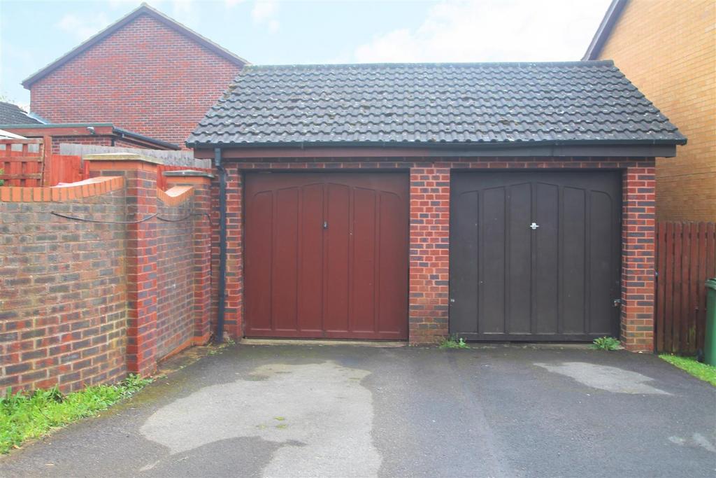 5 Thorne Way garage.JPG