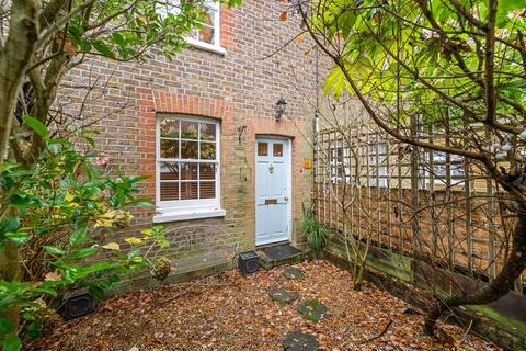 2 bedroom terraced house to rent, High Street, Claygate, KT10