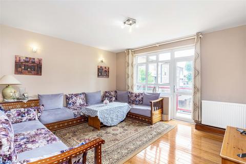 3 bedroom flat to rent, Henley Street, London SW11