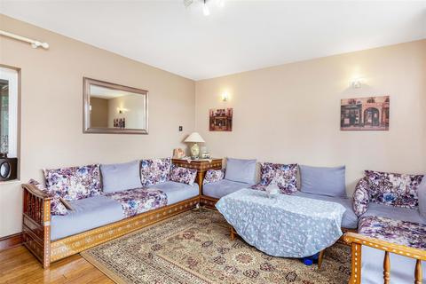 3 bedroom flat to rent, Henley Street, London SW11