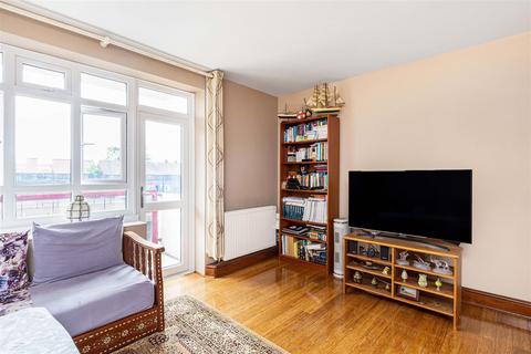 3 bedroom flat to rent, Henley Street, London SW11