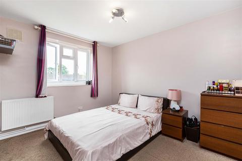 3 bedroom flat to rent, Henley Street, London SW11