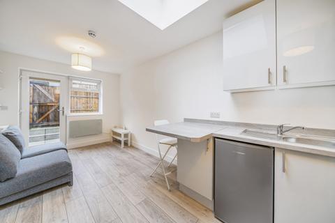 Studio to rent, Baring Road London SE12