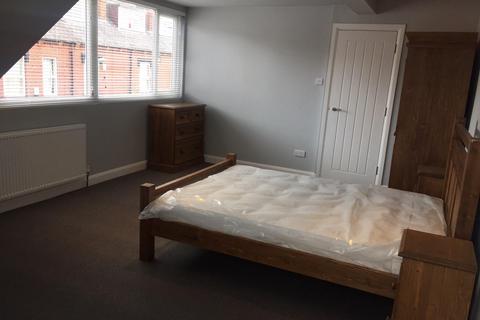 2 bedroom end of terrace house to rent, Glossop Street, Woodhouse, Leeds, LS6