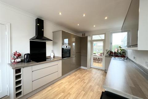 3 bedroom end of terrace house for sale, Storthes Hall Lane, Kirkburton, Huddersfield HD8 0PT