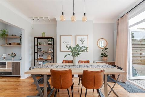 18 Abbott Avenue, London, SW20 8SQ