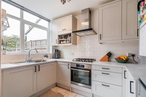 18 Abbott Avenue, London, SW20 8SQ