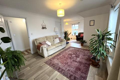 2 bedroom flat to rent, Calver Close, Penryn