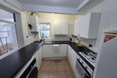 2 bedroom terraced house to rent, Cheddington Road, Edmonton, N18