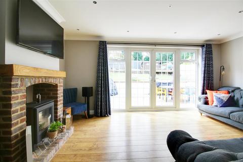 3 bedroom semi-detached house to rent, Chiltern Close, Berkhamsted