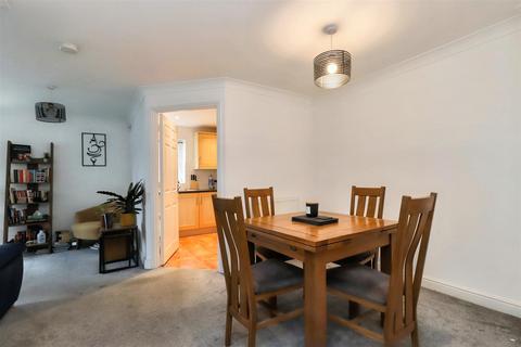 2 bedroom flat for sale, Popular central location close to town centre