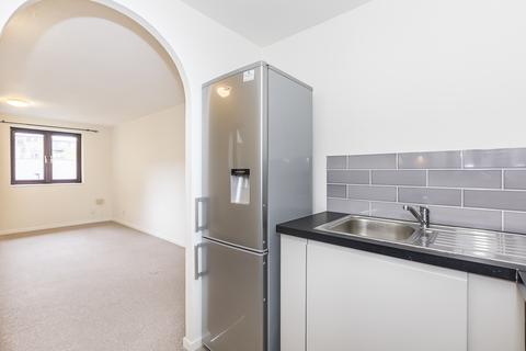 2 bedroom flat to rent, Riverside Close, London E5