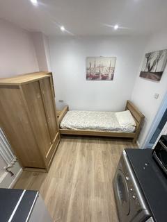 Studio to rent, Brookhill Road, London, SE18