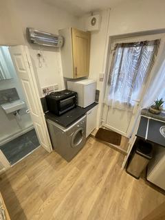 Studio to rent, Brookhill Road, London, SE18