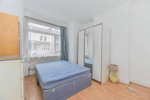 3 bedroom flat to rent, Kenlor Road, Tooting Broadway, London, SW17