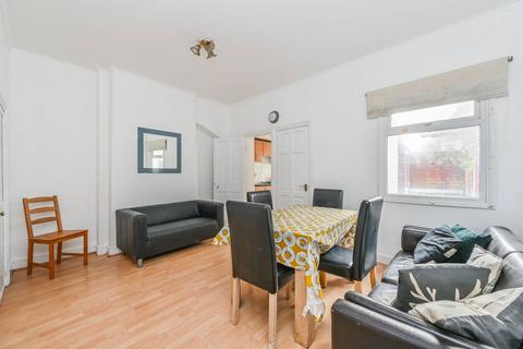 3 bedroom flat to rent, Kenlor Road, Tooting Broadway, London, SW17