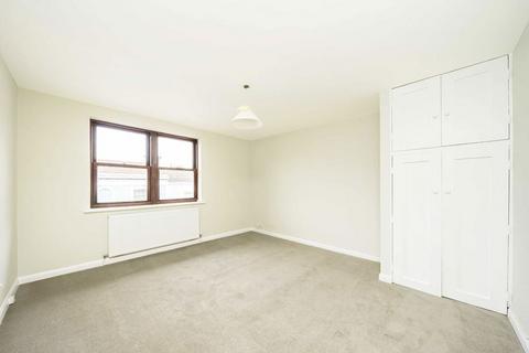 2 bedroom flat to rent, Station Road, Hampton TW12