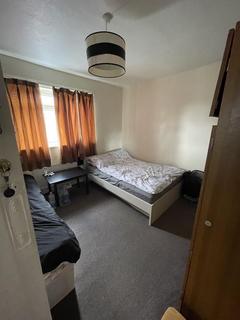 3 bedroom semi-detached house to rent, Spring Grove Crescent, Hounslow TW3