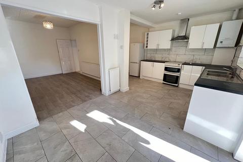 5 bedroom terraced house to rent, Creighton Road, London