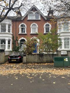 2 bedroom apartment to rent, Avenue Crescent, London W3