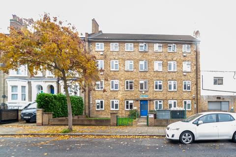 3 bedroom flat to rent, Ainsworth Road, London E9