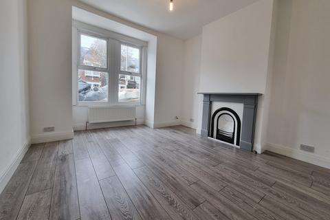 1 bedroom flat to rent, Dingwall Road, London SW18