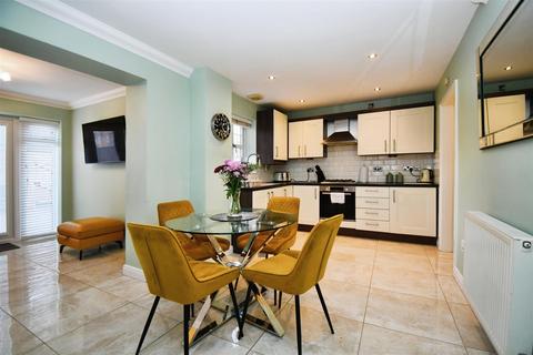 4 bedroom end of terrace house for sale, Pools Brook Park, Kingswood, Hull