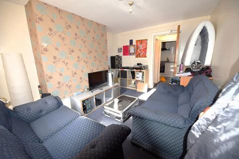 2 bedroom flat to rent, Kensington Terrace