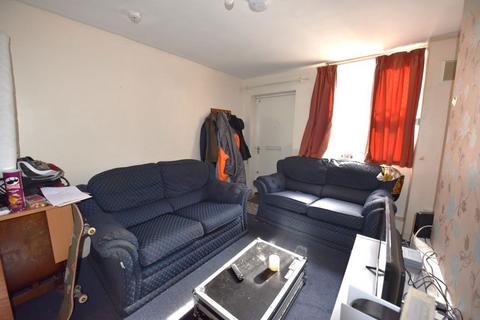 2 bedroom flat to rent, Kensington Terrace