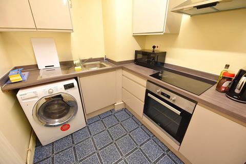 2 bedroom flat to rent, Kensington Terrace