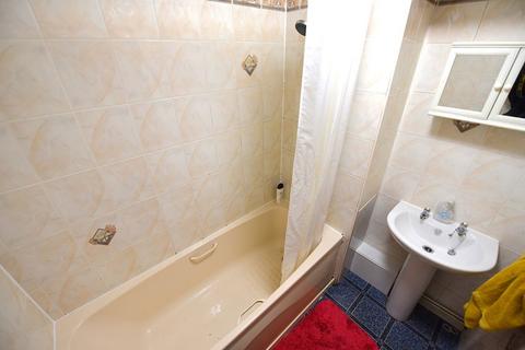 2 bedroom flat to rent, Kensington Terrace