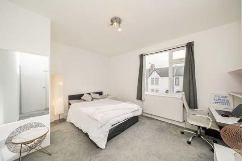 3 bedroom terraced house to rent, Darwin Road, London W5