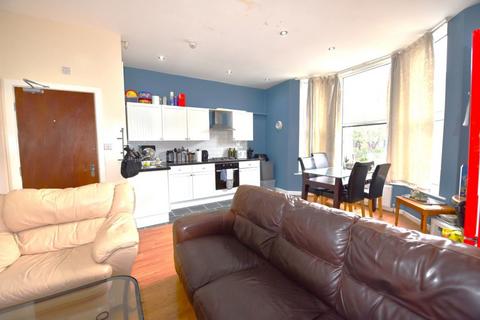 3 bedroom flat to rent, Cardigan Road