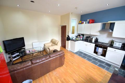 3 bedroom flat to rent, Cardigan Road