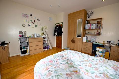 3 bedroom flat to rent, Cardigan Road