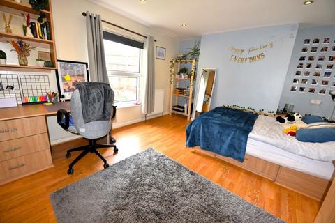 3 bedroom flat to rent, Cardigan Road