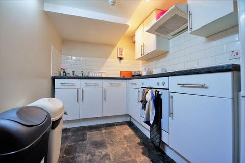 3 bedroom flat to rent, Brudenell Mount