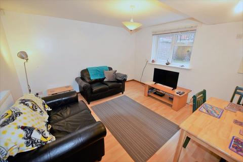 3 bedroom flat to rent, Brudenell Mount