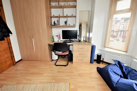 3 bedroom flat to rent, Brudenell Mount