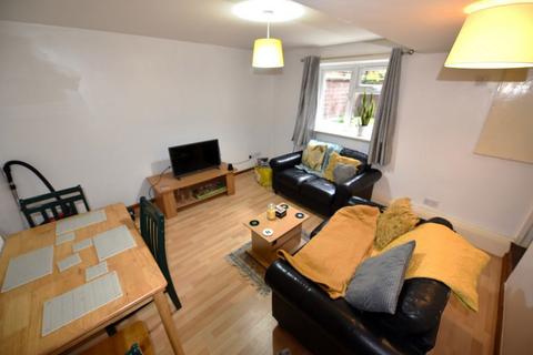 3 bedroom flat to rent, Brudenell Mount