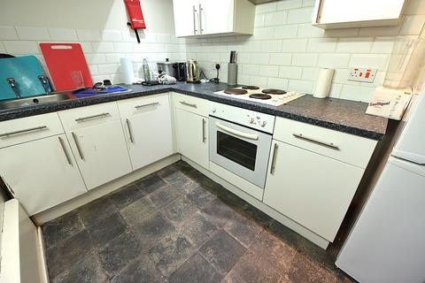 3 bedroom flat to rent, Brudenell Mount