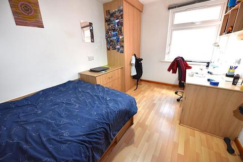 3 bedroom flat to rent, Brudenell Mount