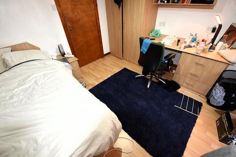 3 bedroom flat to rent, Brudenell Mount