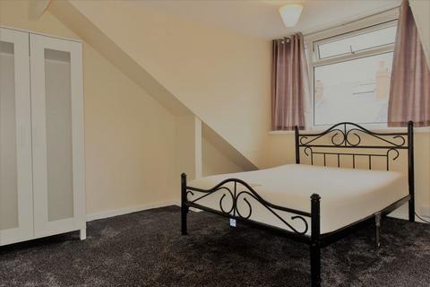 3 bedroom house to rent, 69 Burley Lodge Terrace