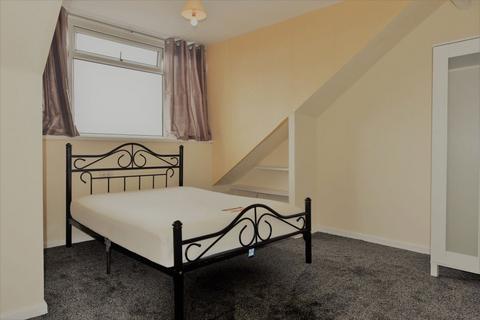 3 bedroom house to rent, 69 Burley Lodge Terrace