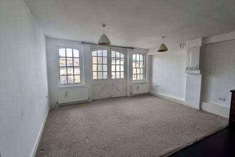 2 bedroom apartment to rent, St. Andrews Square, Hastings TN34