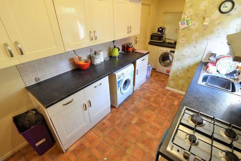 4 bedroom house to rent, Headingley Crescent