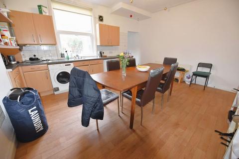 5 bedroom house to rent, Burley Road